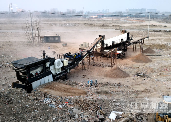 可移動(dòng)建筑垃圾粉碎機(jī)作業(yè)現(xiàn)場